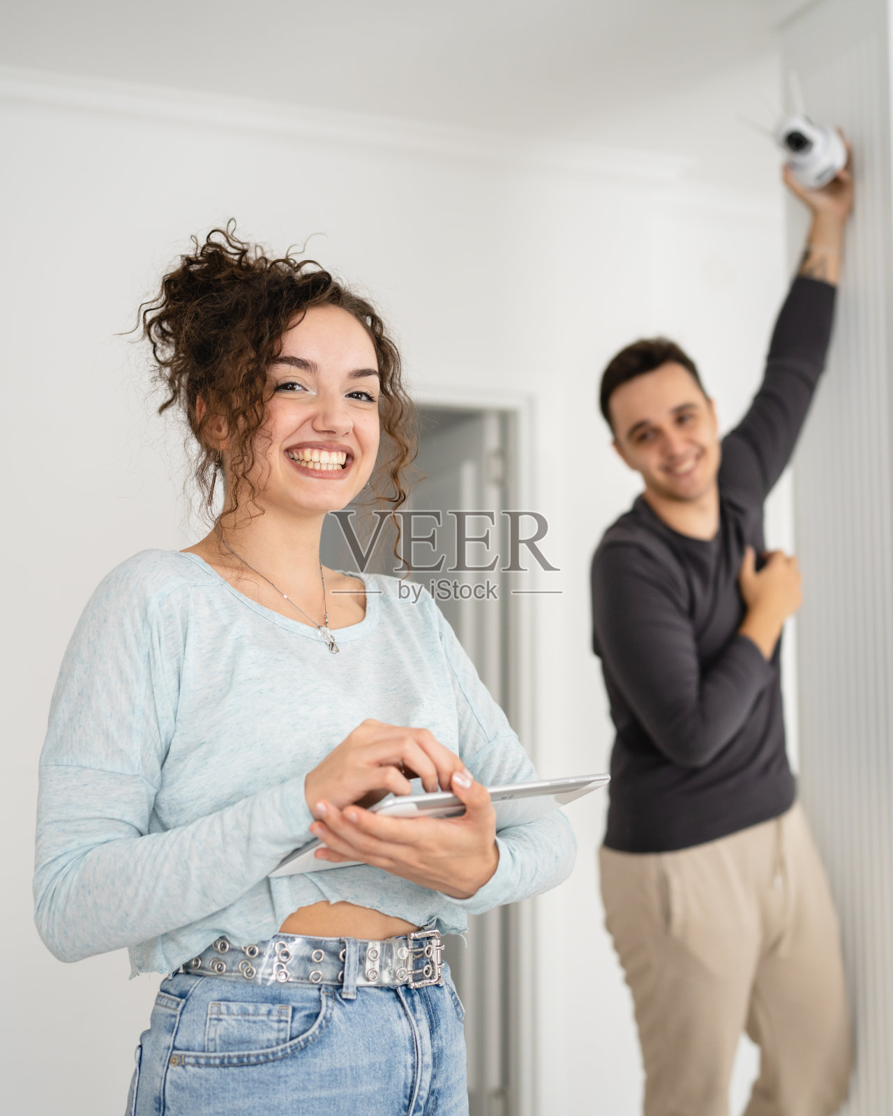 男人和女人，妻子和丈夫设置监控摄像头照片摄影图片