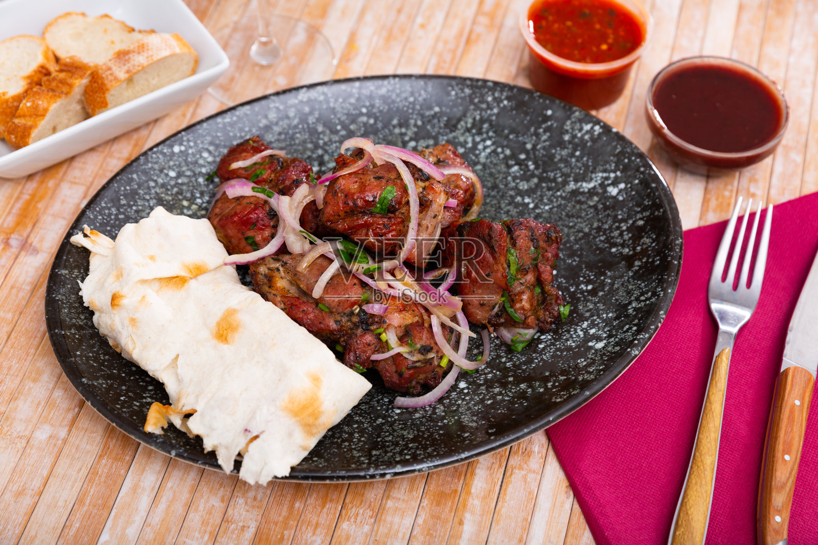 烤猪肉串配腌洋葱照片摄影图片