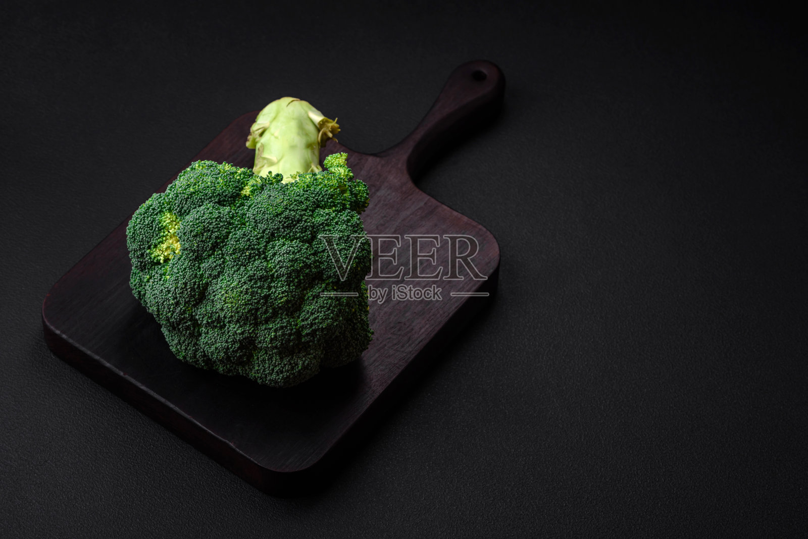 黑色的家庭厨房桌子上放着新鲜的生西兰花照片摄影图片