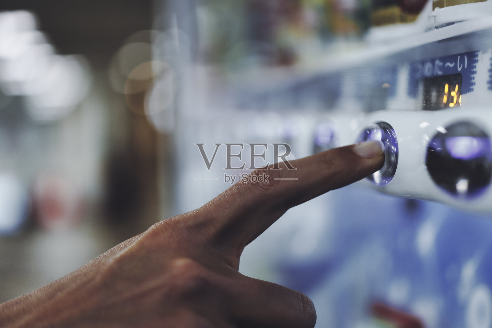 从自动售货机买饮料的人的手照片摄影图片