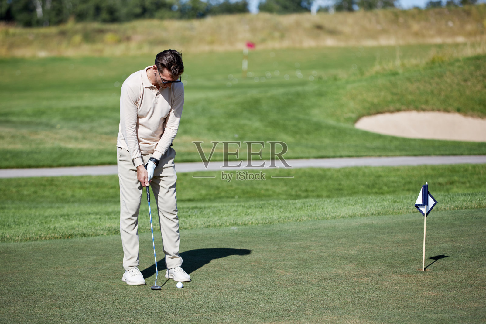 男子在球场打高尔夫球照片摄影图片