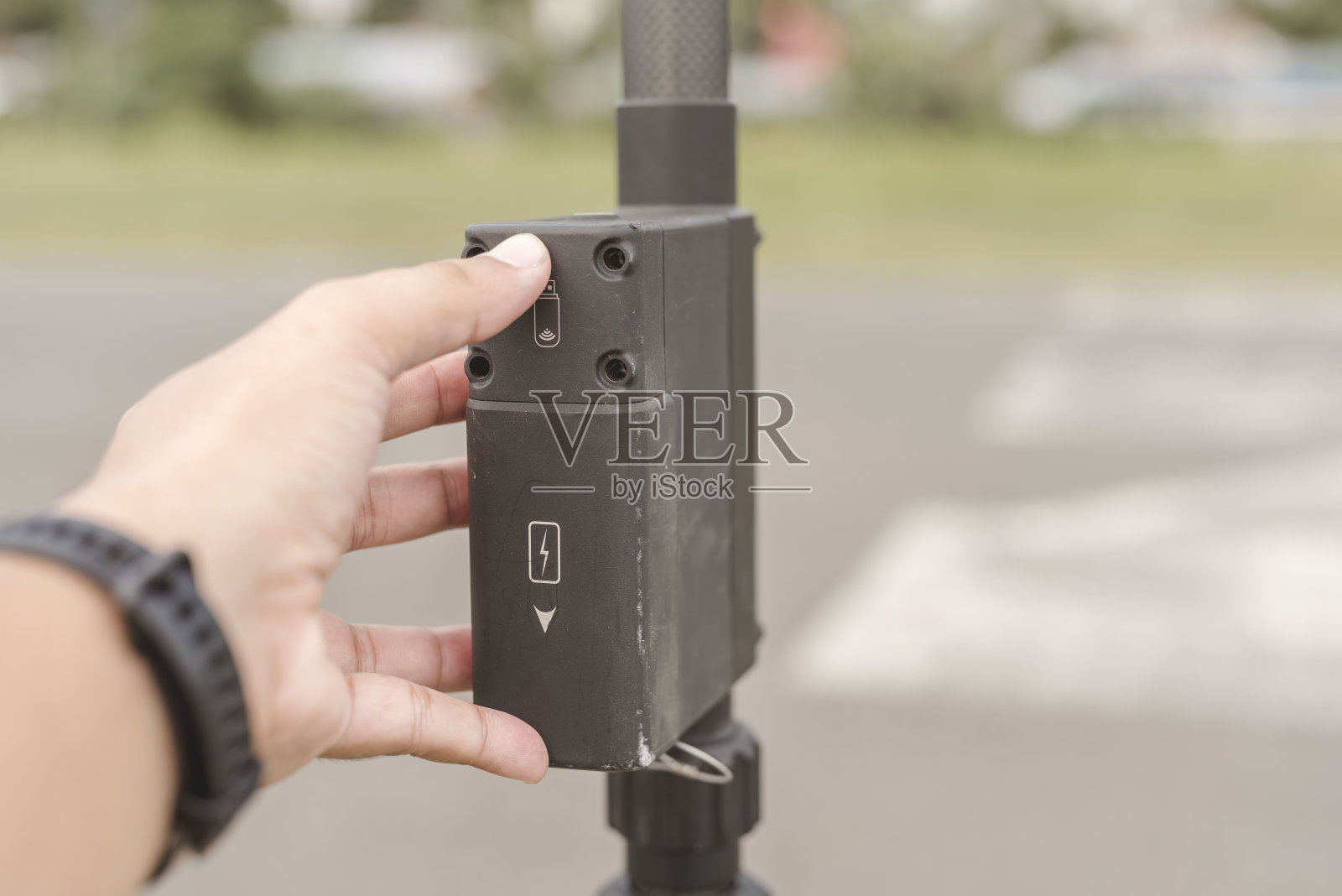 用于GNSS RTK测量设备的锂电池。照片摄影图片