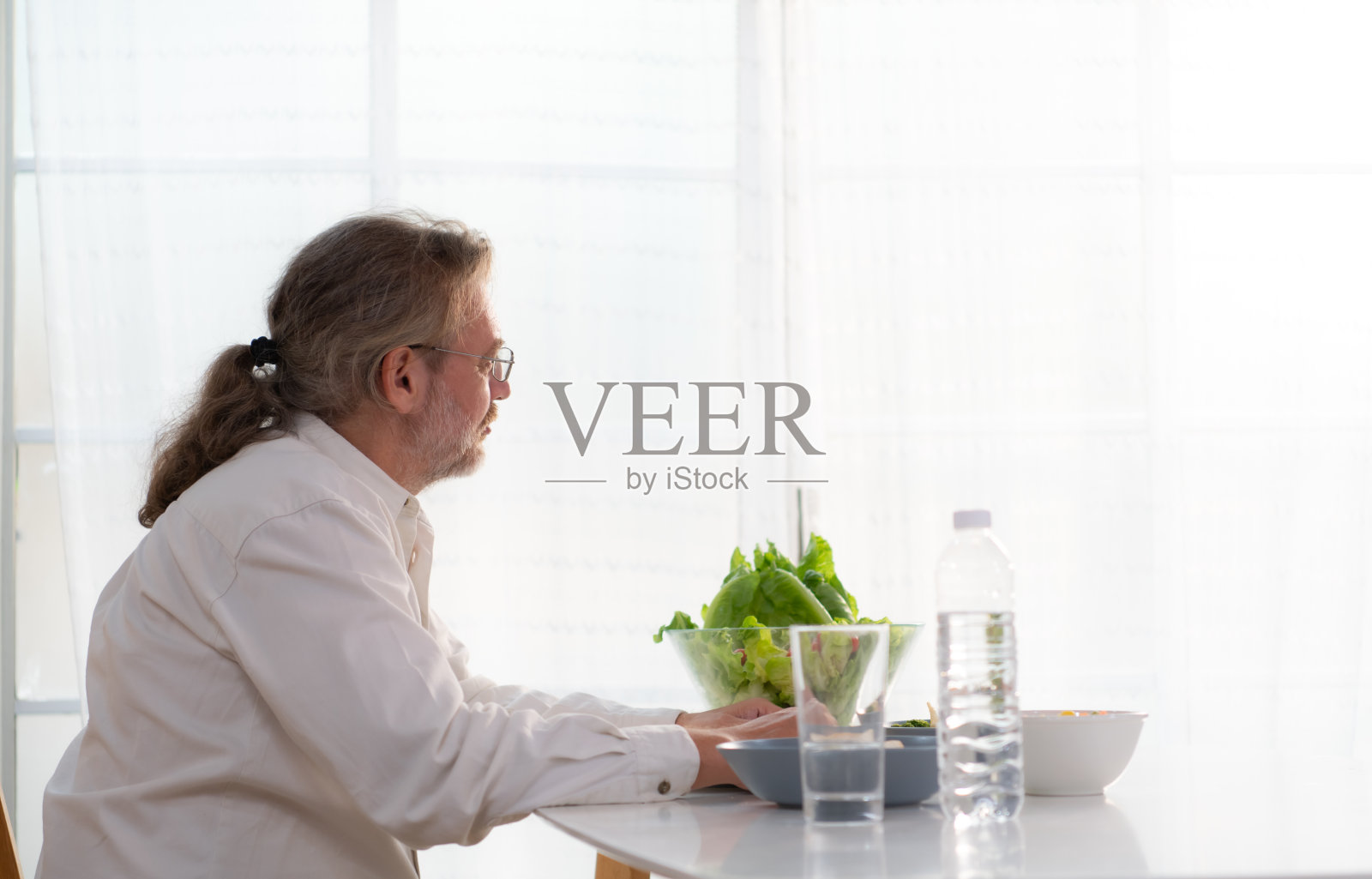 祖父有干净的饮用水，这对她的健康很重要，使她没有疾病照片摄影图片