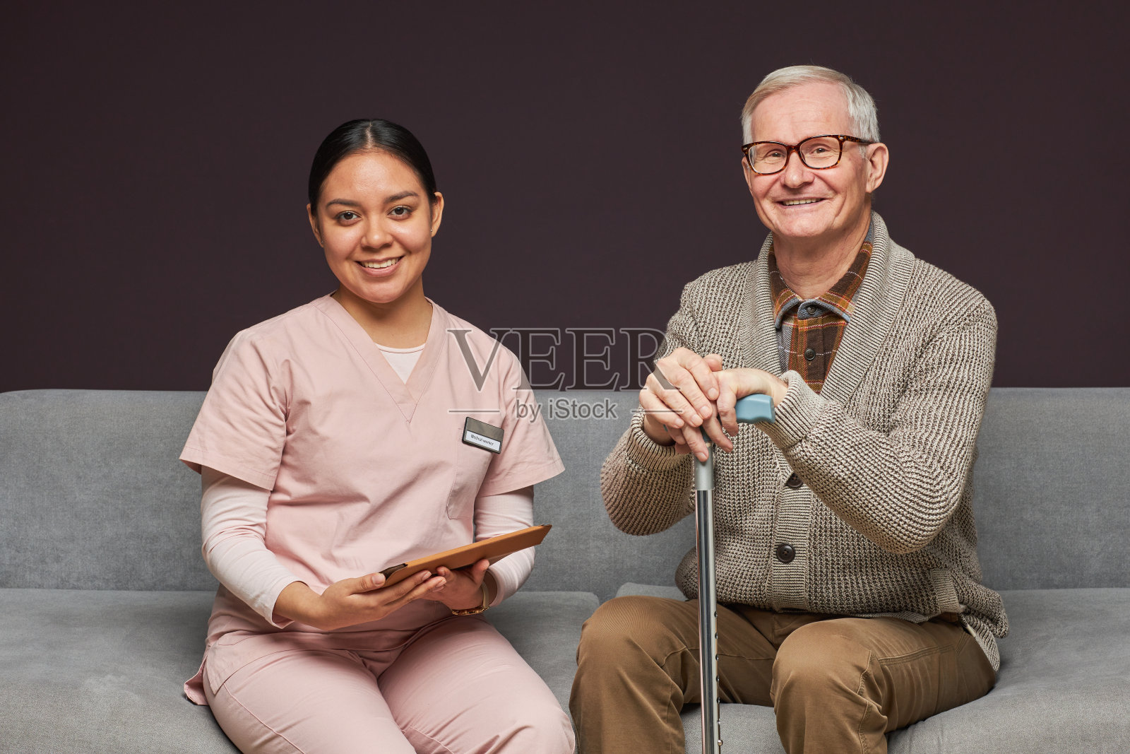 社工照顾老人照片摄影图片