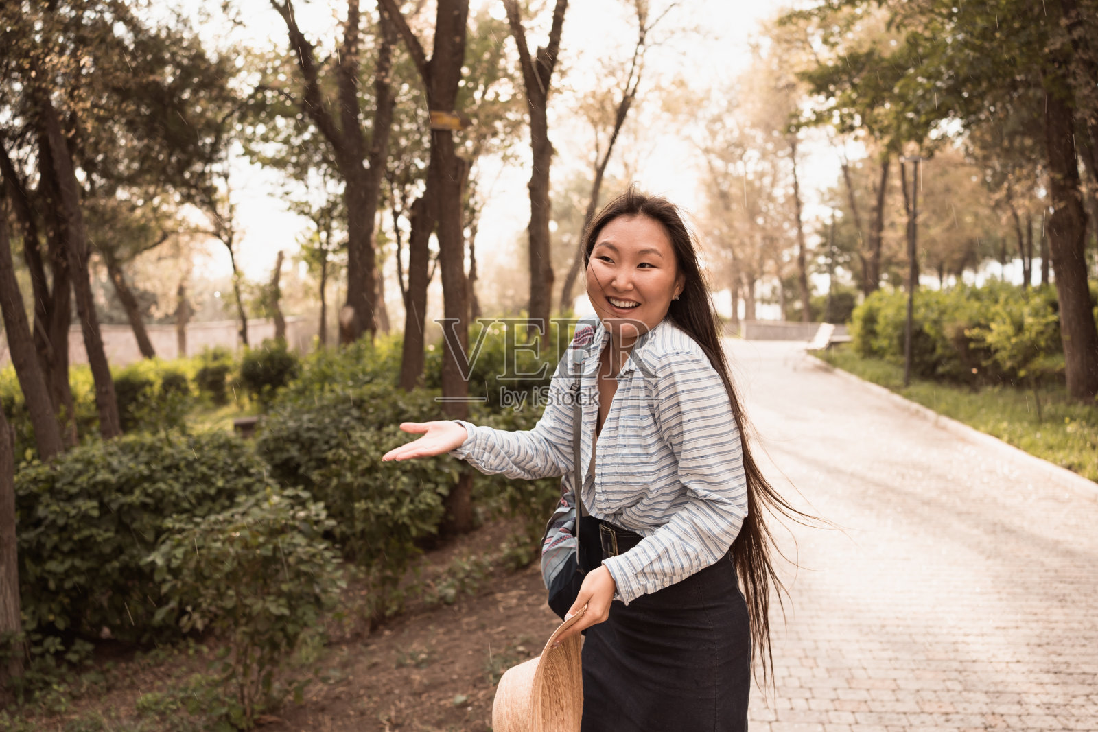 在炎热的夏天下雨照片摄影图片