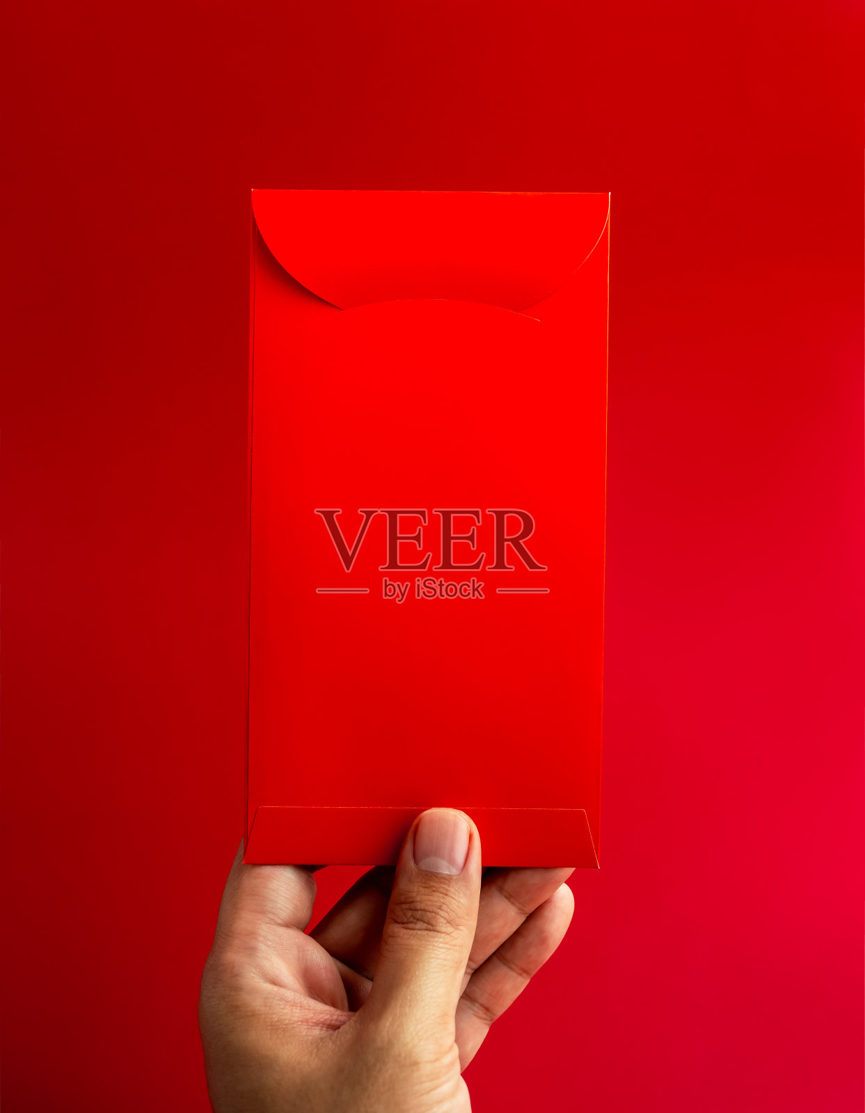 红色背景，垂直风格，手握红包。红包包为中国农历的压岁钱礼物，正月初一，结婚红包。照片摄影图片