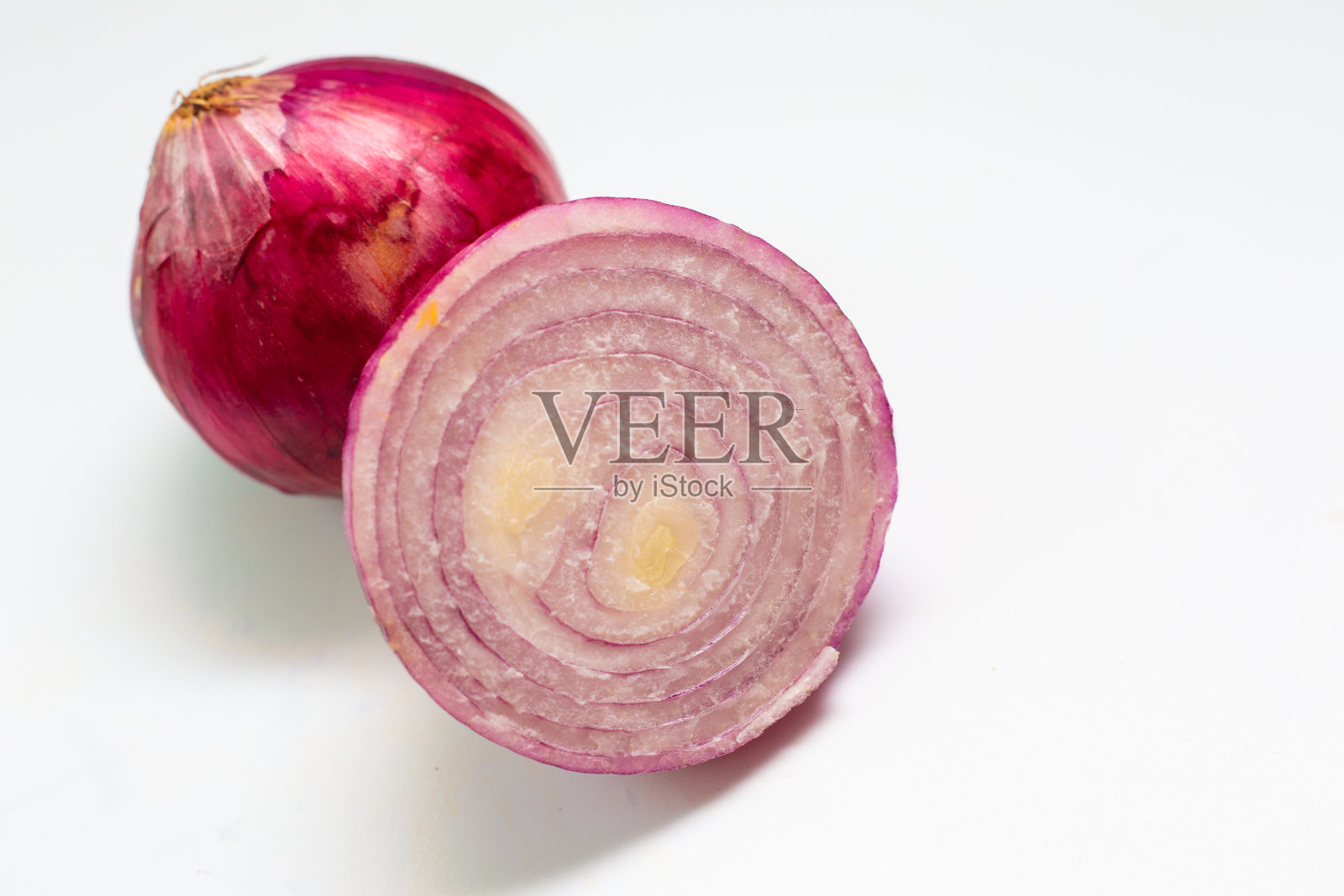 白底红葱半切照片摄影图片