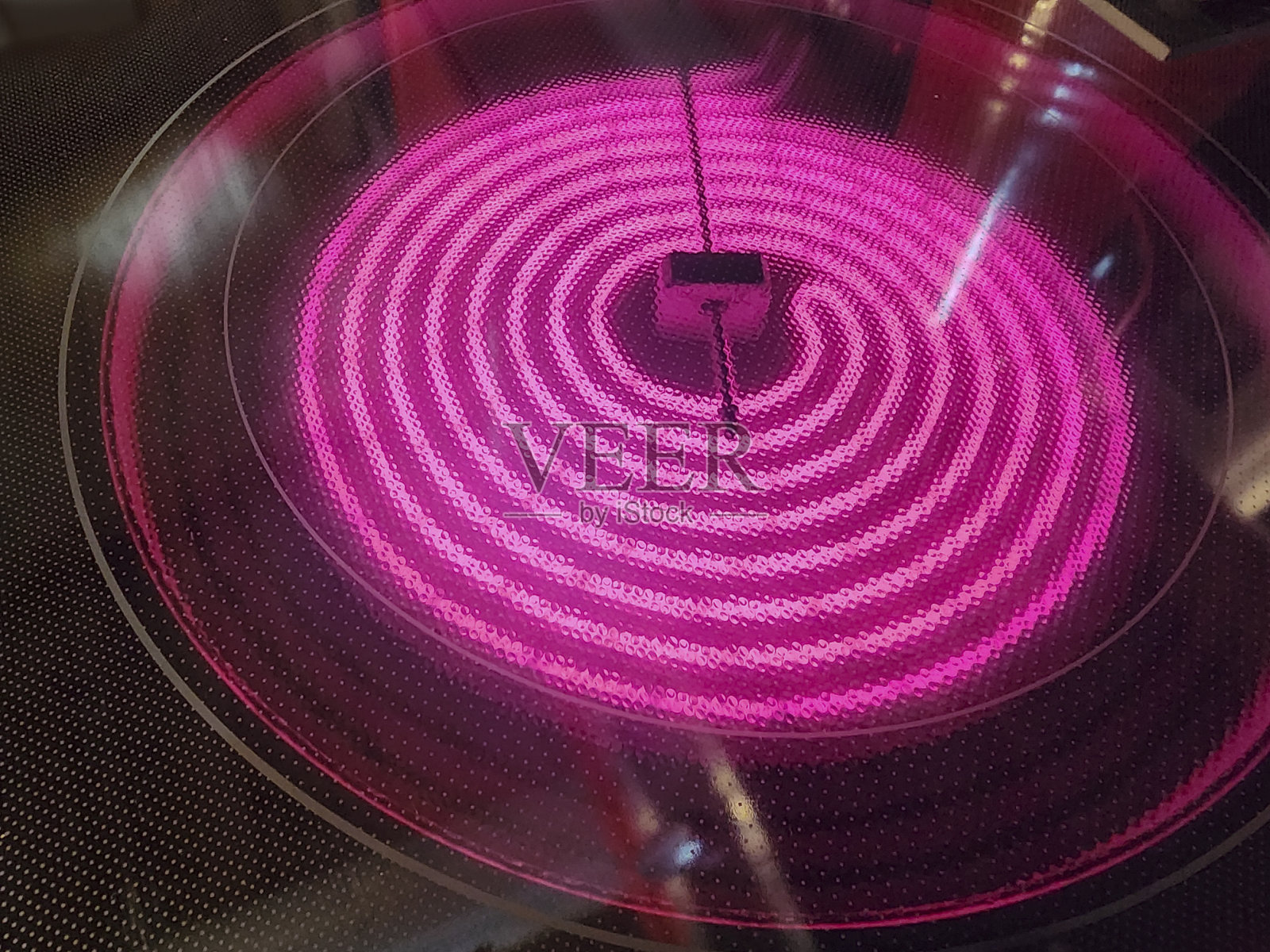 带燃烧器的电动灶台。照片摄影图片