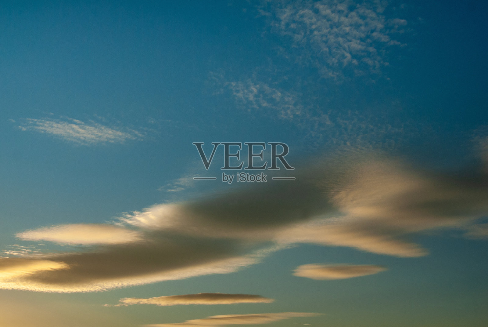 日落附近有中等高积云照片摄影图片