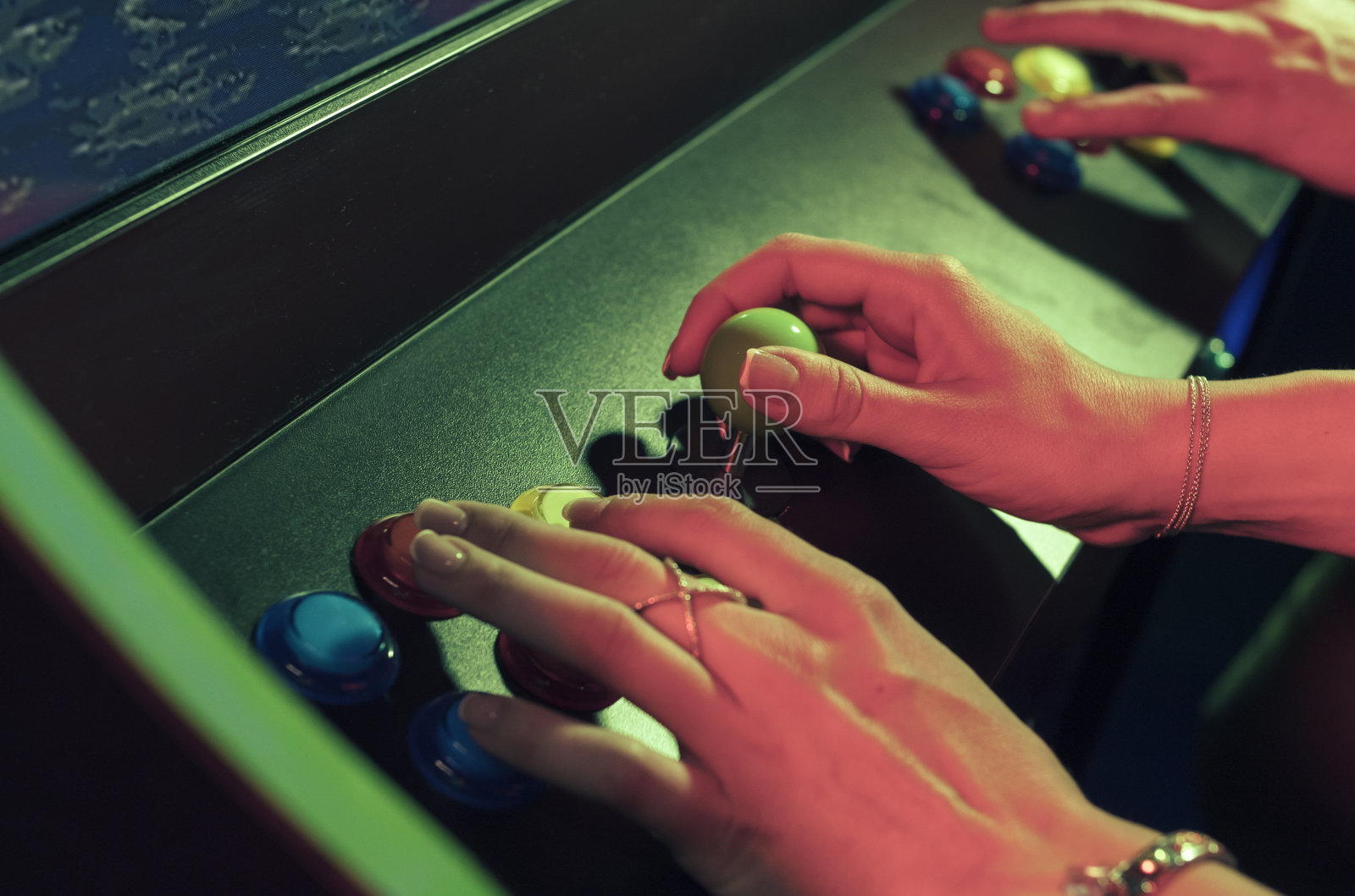 人们在玩电子游戏照片摄影图片