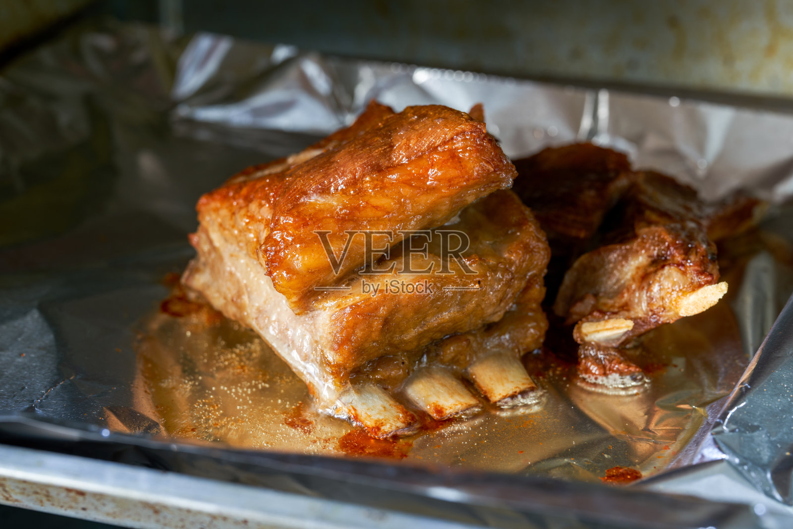 一块酥脆的羊排正在烤箱里烤照片摄影图片