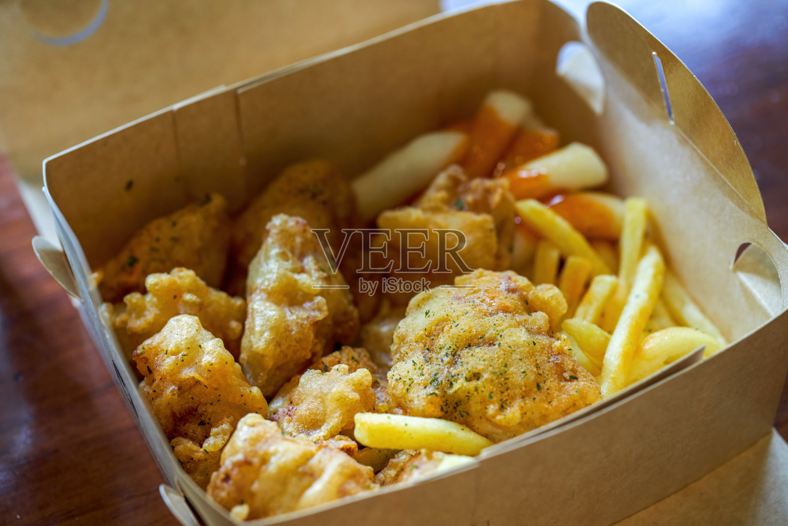 美味爽脆的韩式炸鸡配炒年糕照片摄影图片