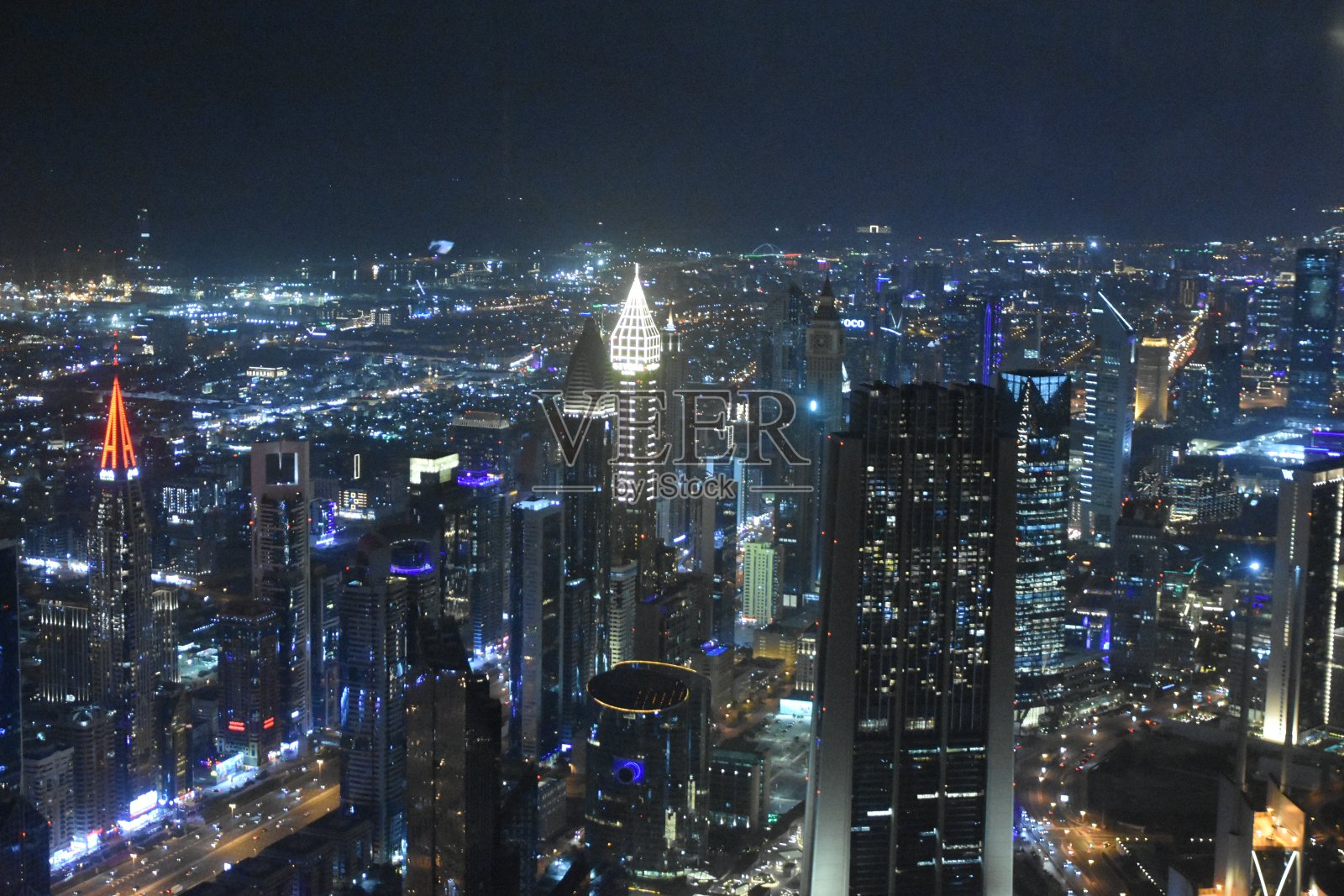 从哈利法塔看到的夜景照片摄影图片