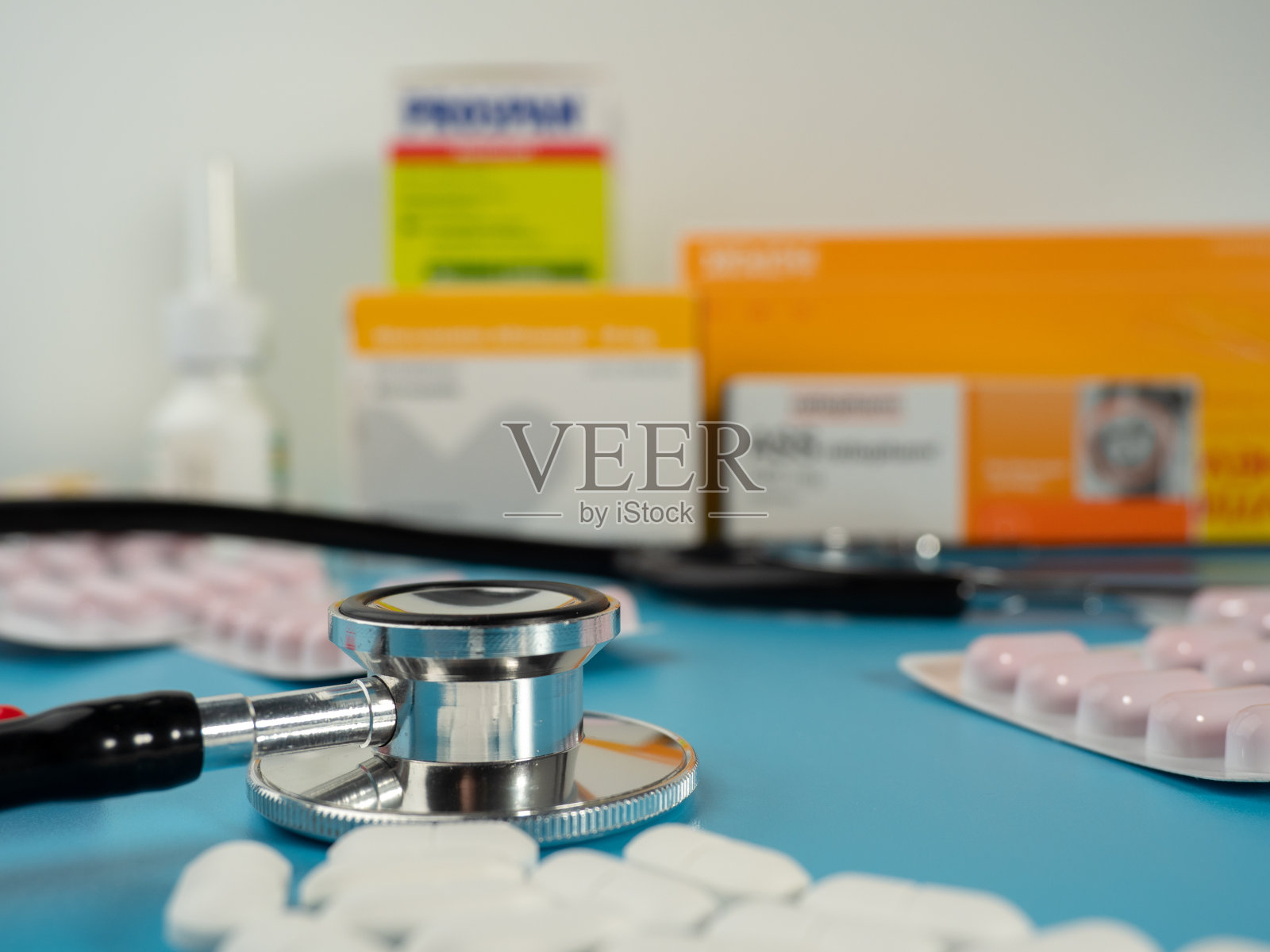 药物和听诊器。胶囊和片剂。照片摄影图片