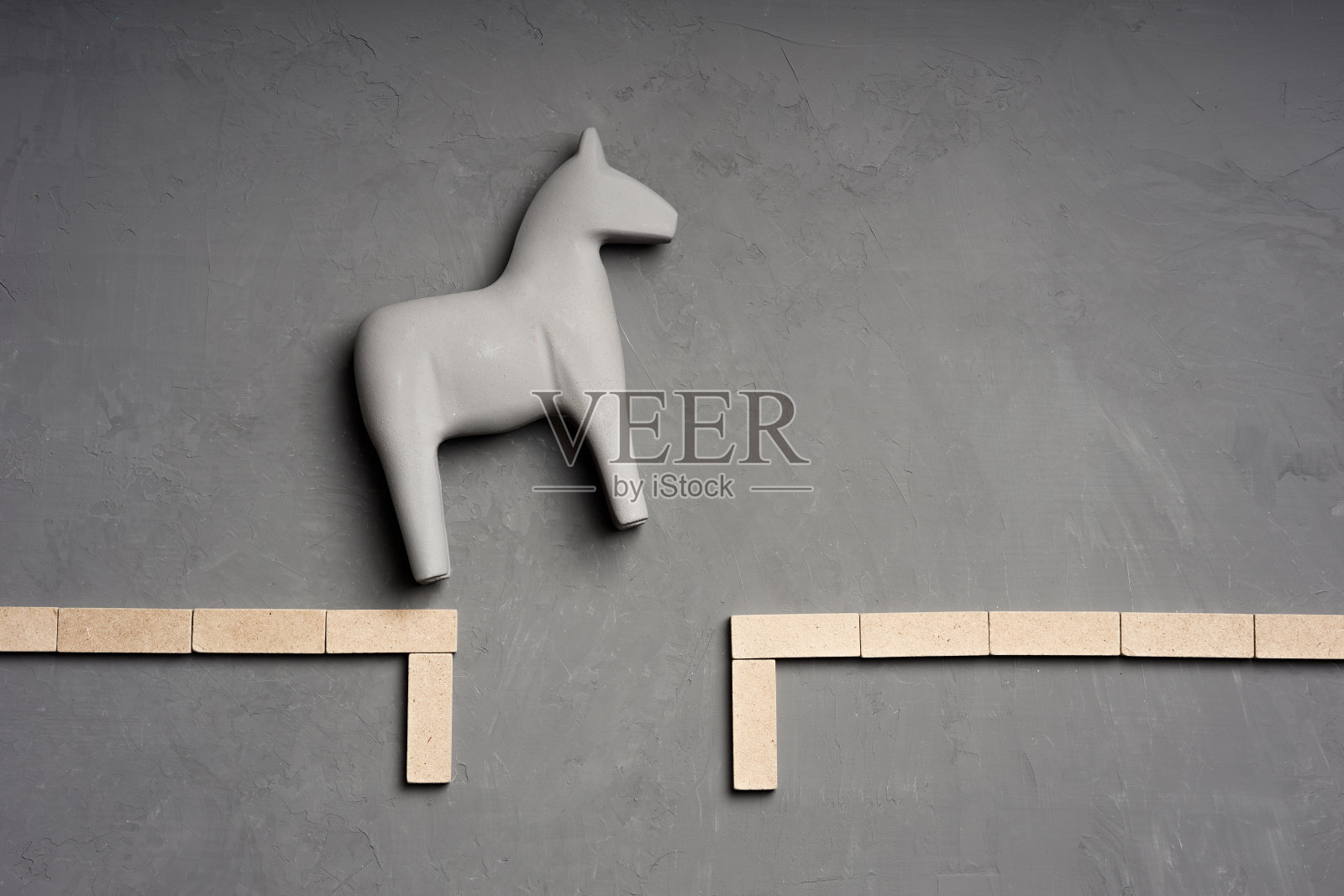 那匹灰马从一边跳到另一边照片摄影图片