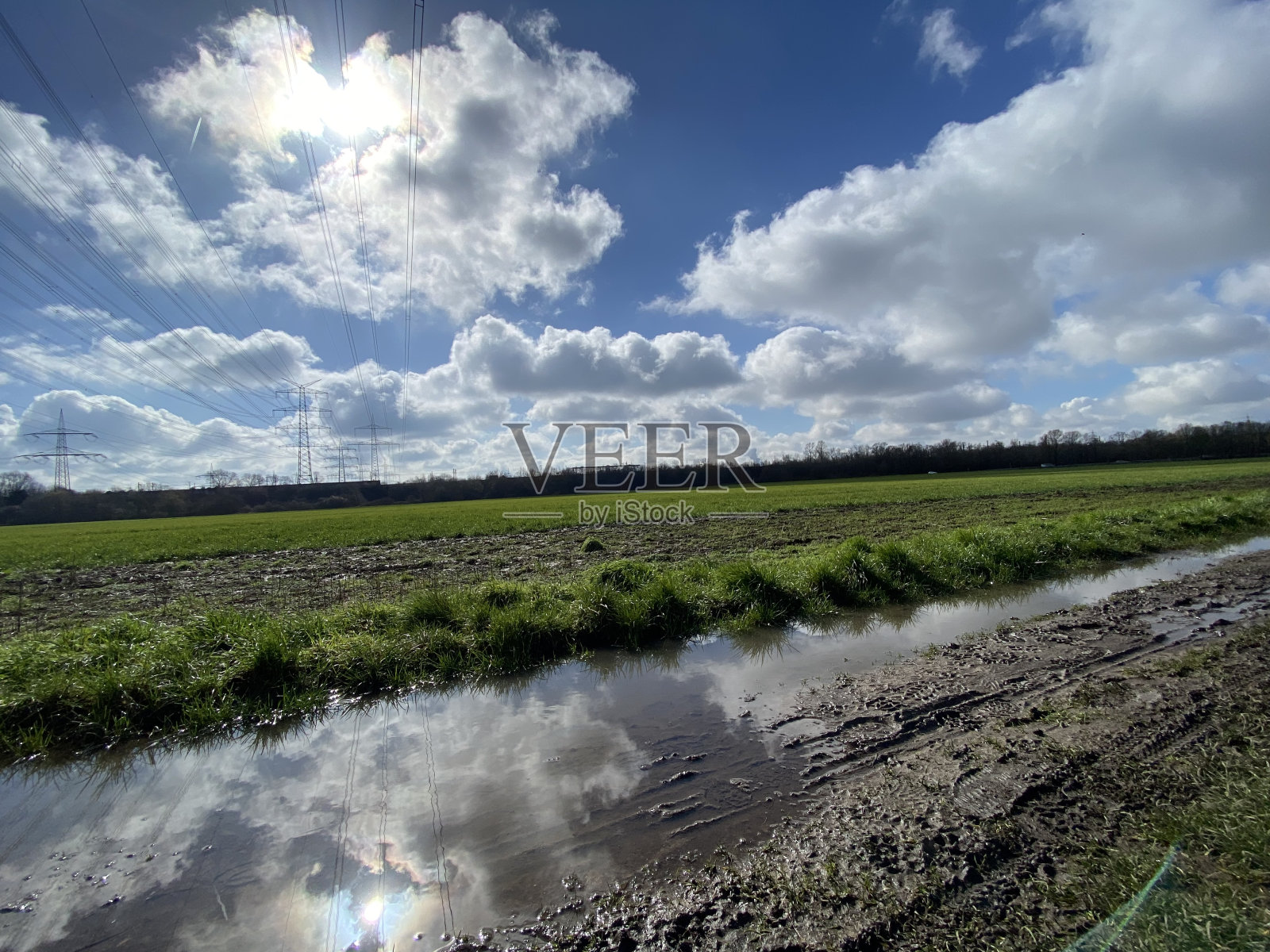 田野边上一个大水坑里云的倒影照片摄影图片