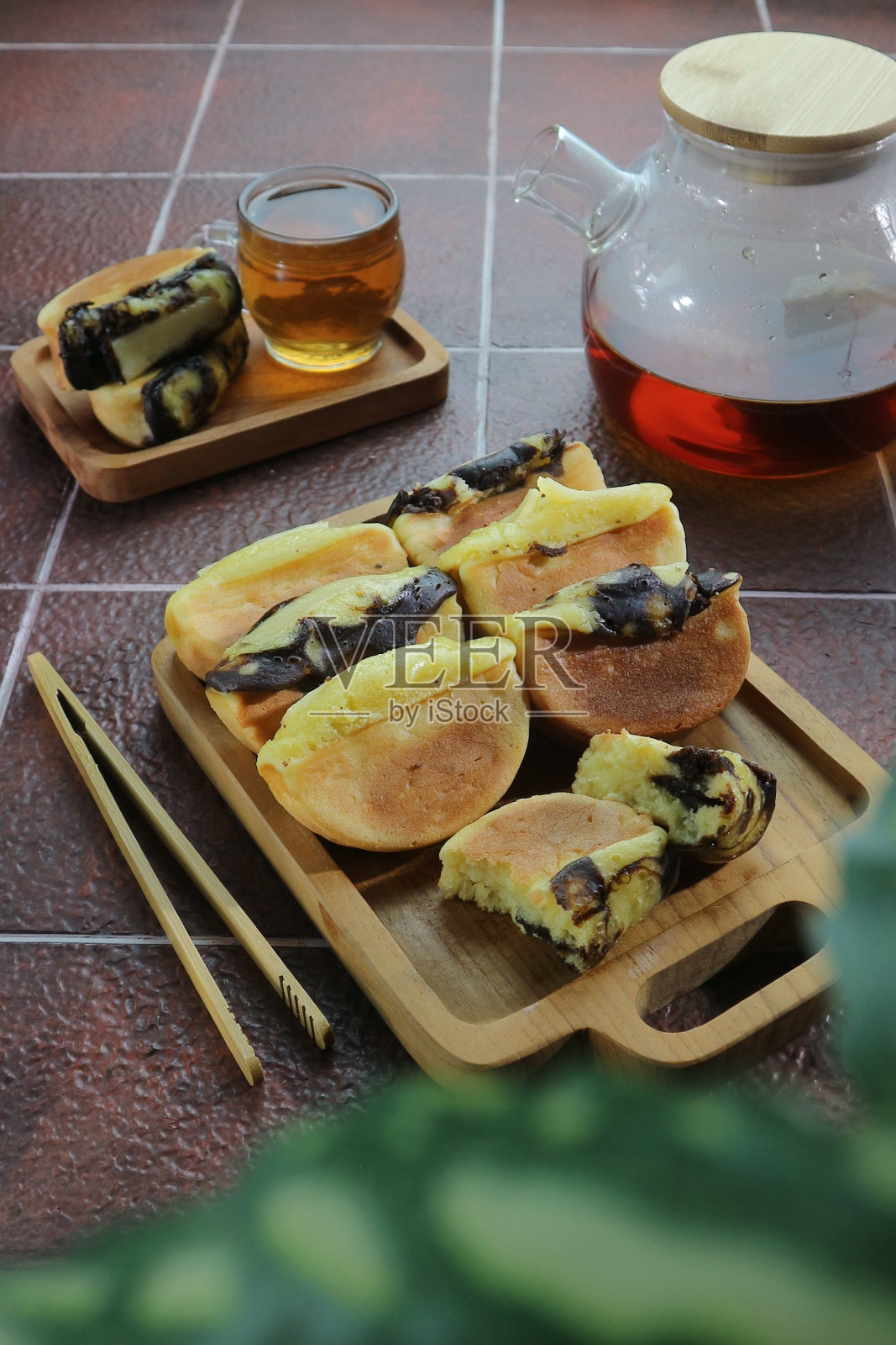 从另一个角度看，用典型的印尼pukis蛋糕和一杯茶照片摄影图片