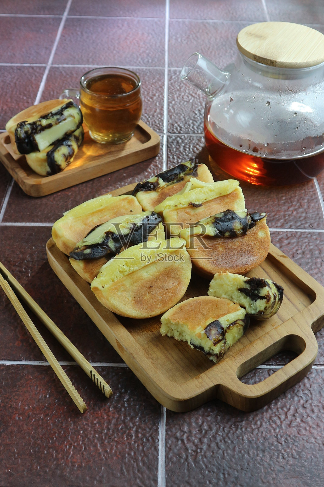 提供典型的印尼pukis蛋糕和一杯茶照片摄影图片