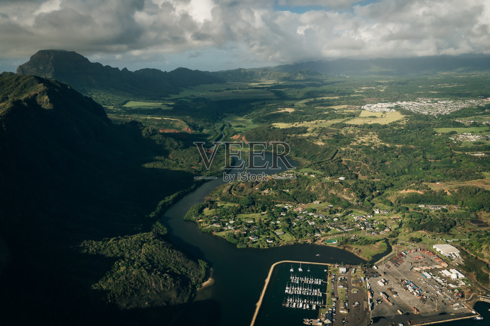 利休，美国夏威夷考艾岛- 2022年9月Nawiliwili湾和Kalpaki海滩鸟瞰图照片摄影图片