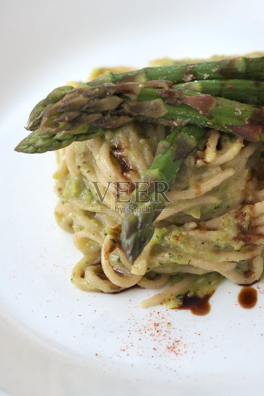 自制意大利面配素食芦笋奶油酱照片摄影图片