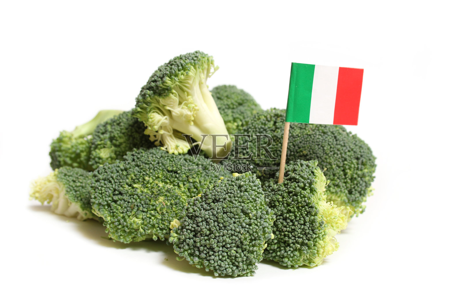 一堆新鲜的西兰花，白色背景上有意大利国旗照片摄影图片