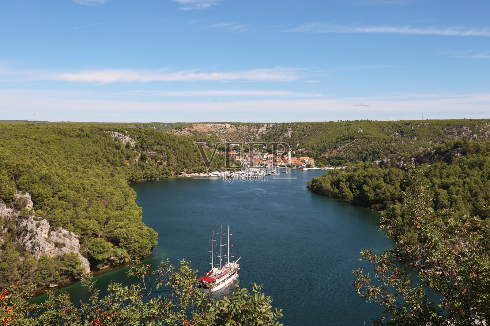 克尔卡河畔的斯克拉丁小镇照片摄影图片
