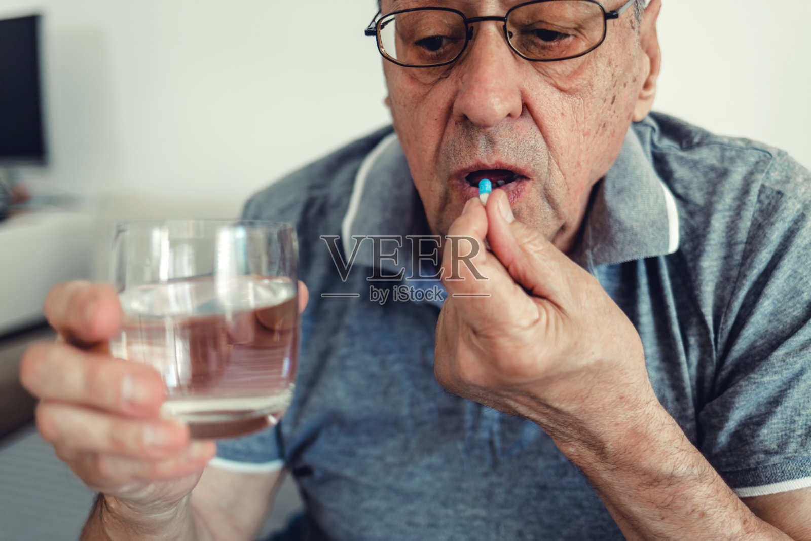 一个老人正要吃药的剪影。照片摄影图片
