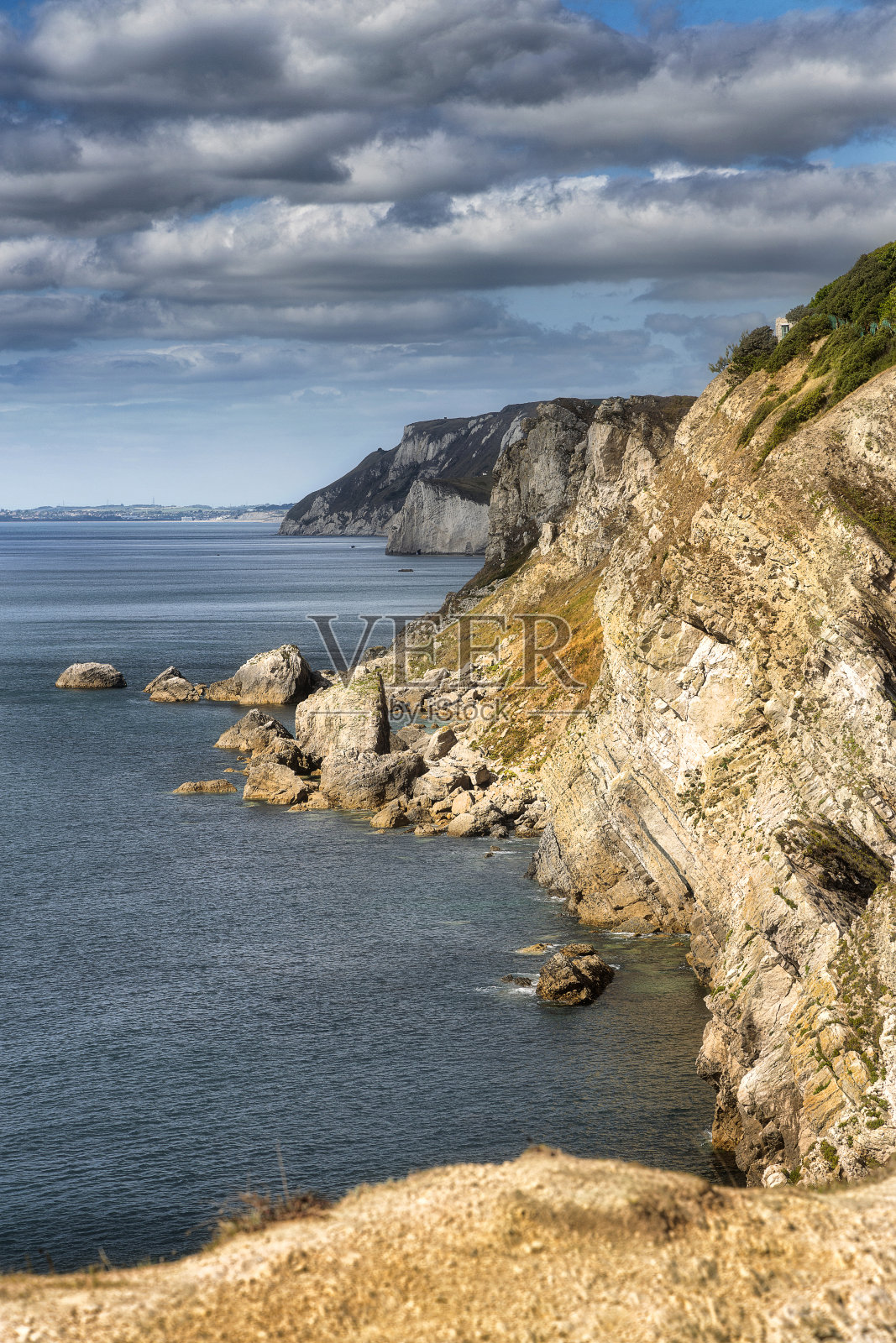从英国韦勒姆的卢沃斯湾看海岸线。侏罗纪海岸世界遗产。照片摄影图片