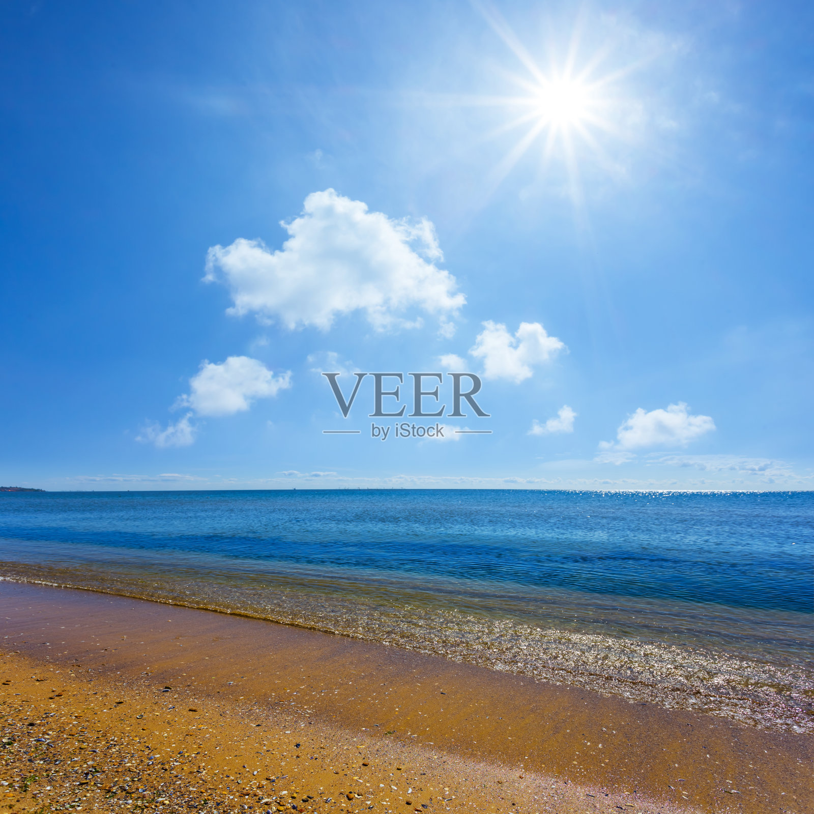 在炎热的夏天阳光明媚的一天，沙滩上的沙滩照片摄影图片