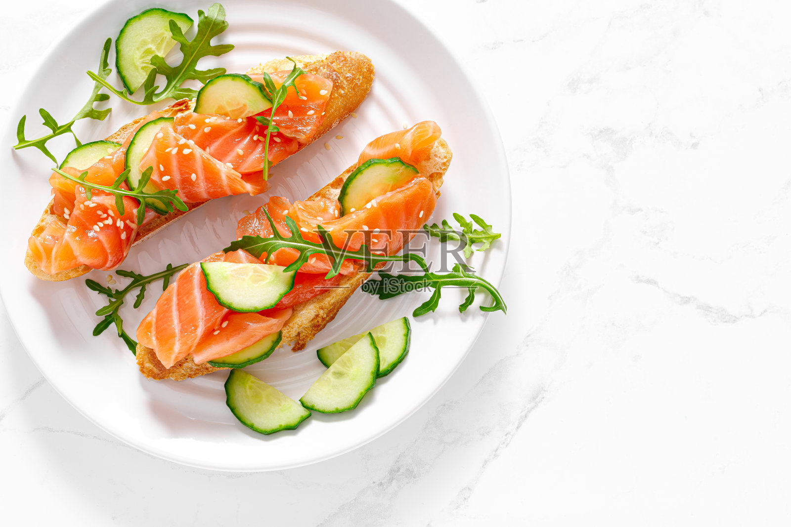 咸味三文鱼三明治。健康食品，早餐。俯视图照片摄影图片