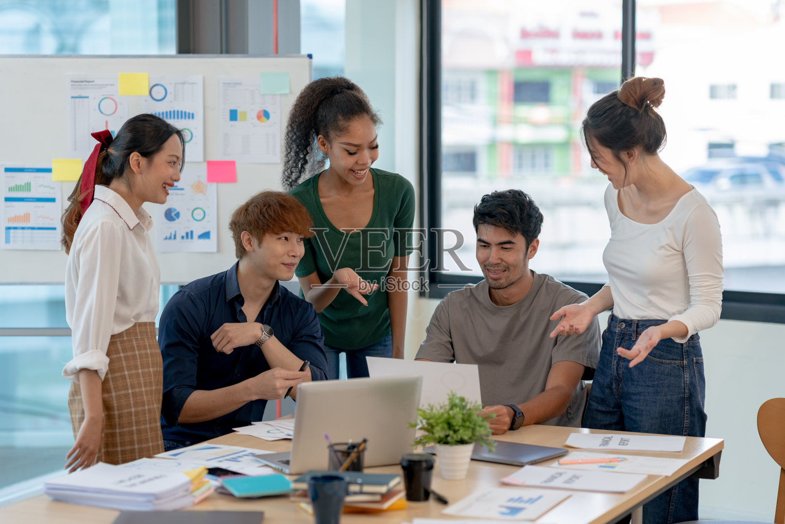 富有创意的年轻亚洲商人聚集在一起，交流各个部门的想法，推动新项目。照片摄影图片