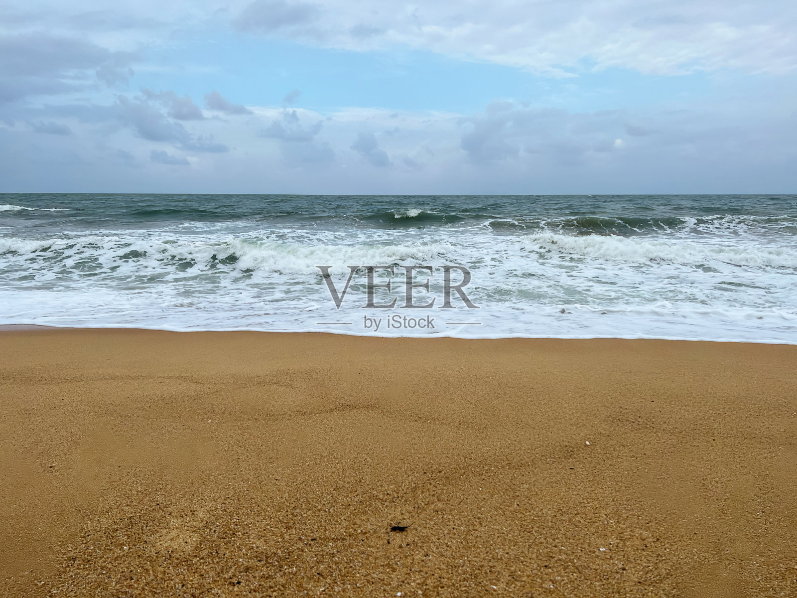 飞溅的海浪到达沙滩。照片摄影图片