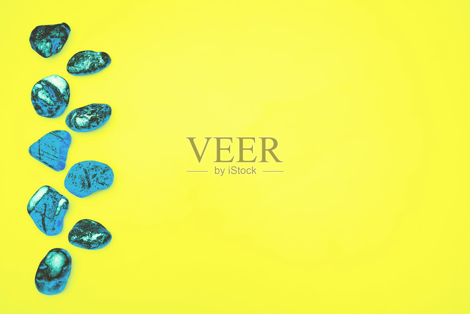 黄色的背景空间为广告文字和翡翠闪闪发光的宝石照片摄影图片