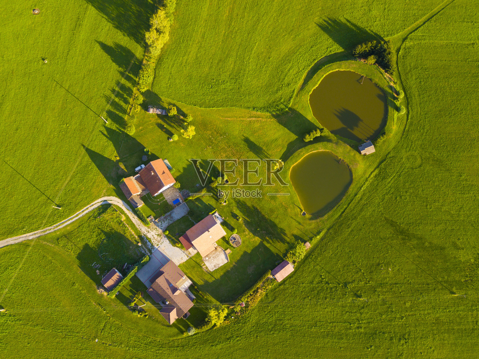 池塘和农舍的鸟瞰图照片摄影图片