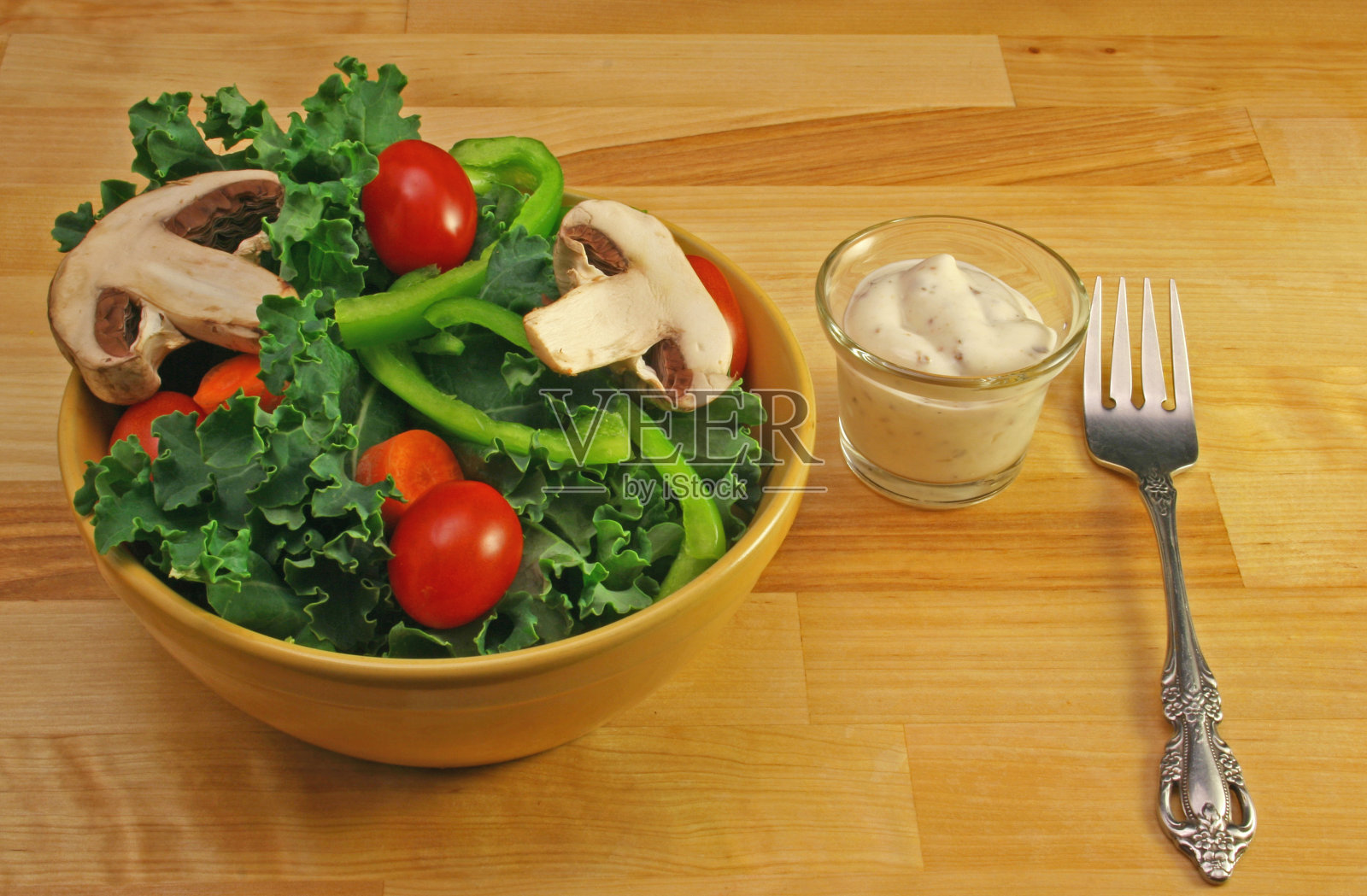 一碗番茄蘑菇沙拉，配上特别的酱汁照片摄影图片