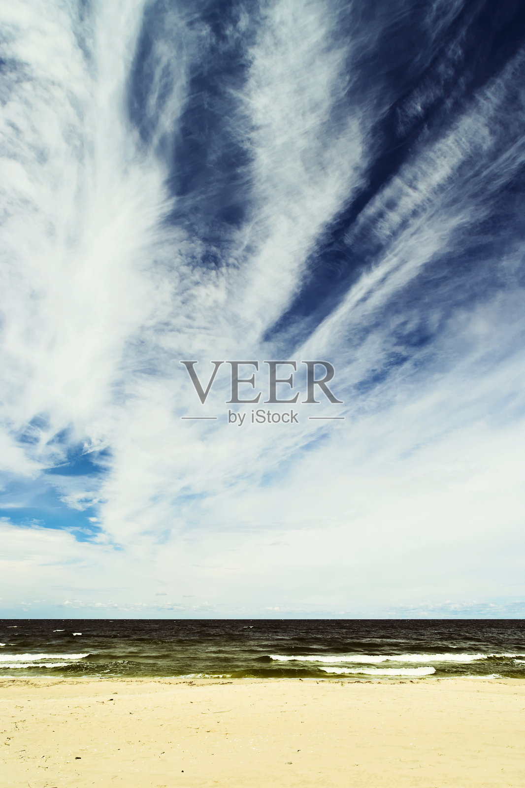 风景与层积云在波罗的海海滩的天空照片摄影图片