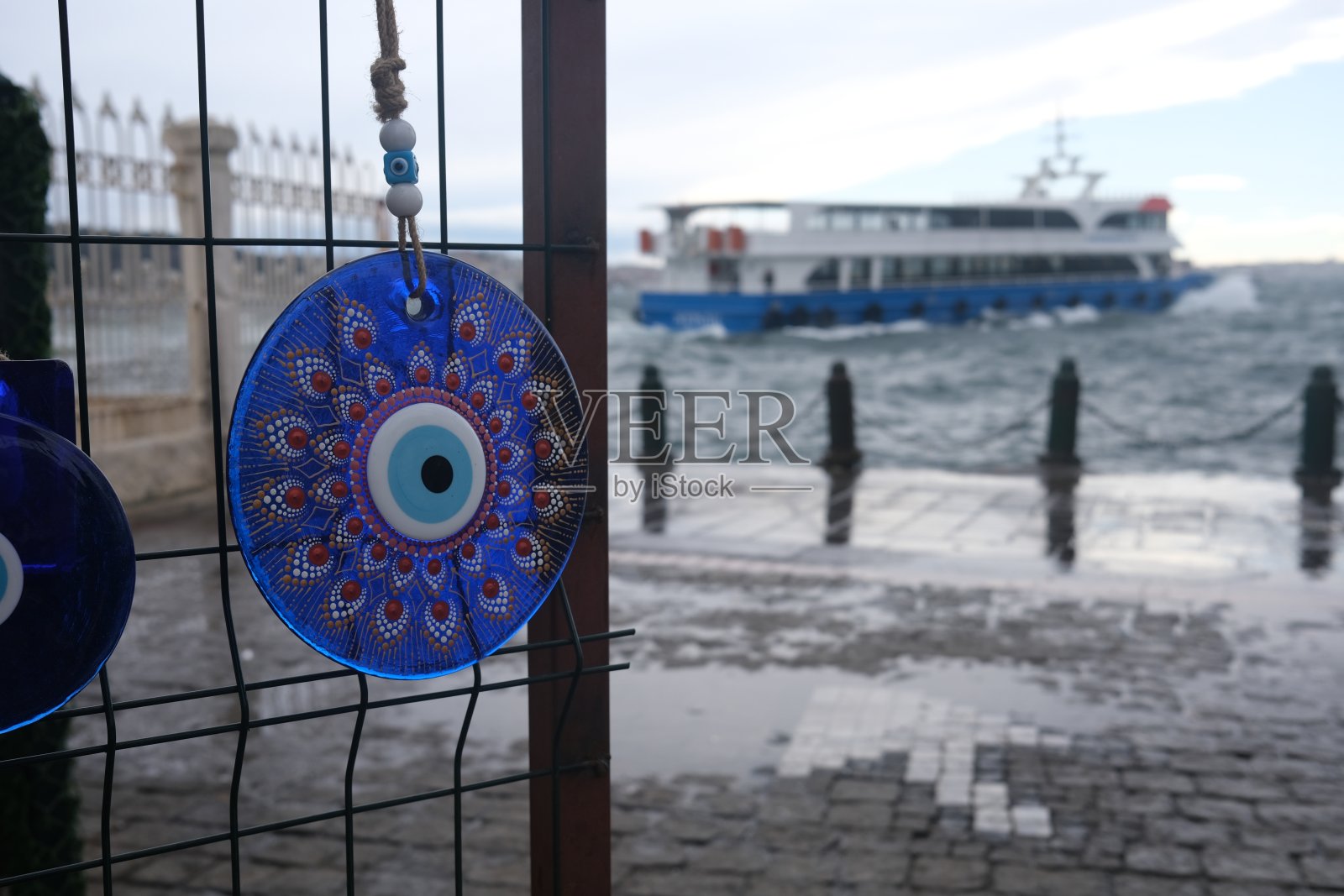 博斯普鲁斯海峡上的客轮。照片摄影图片