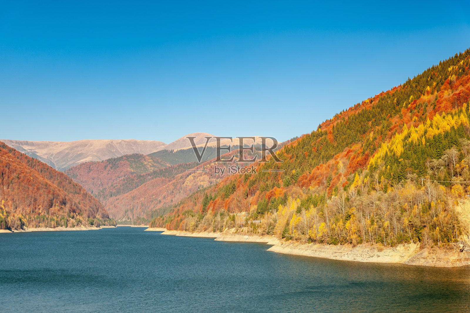 罗马尼阿热斯县的Rausor大坝的壮丽镜头照片摄影图片