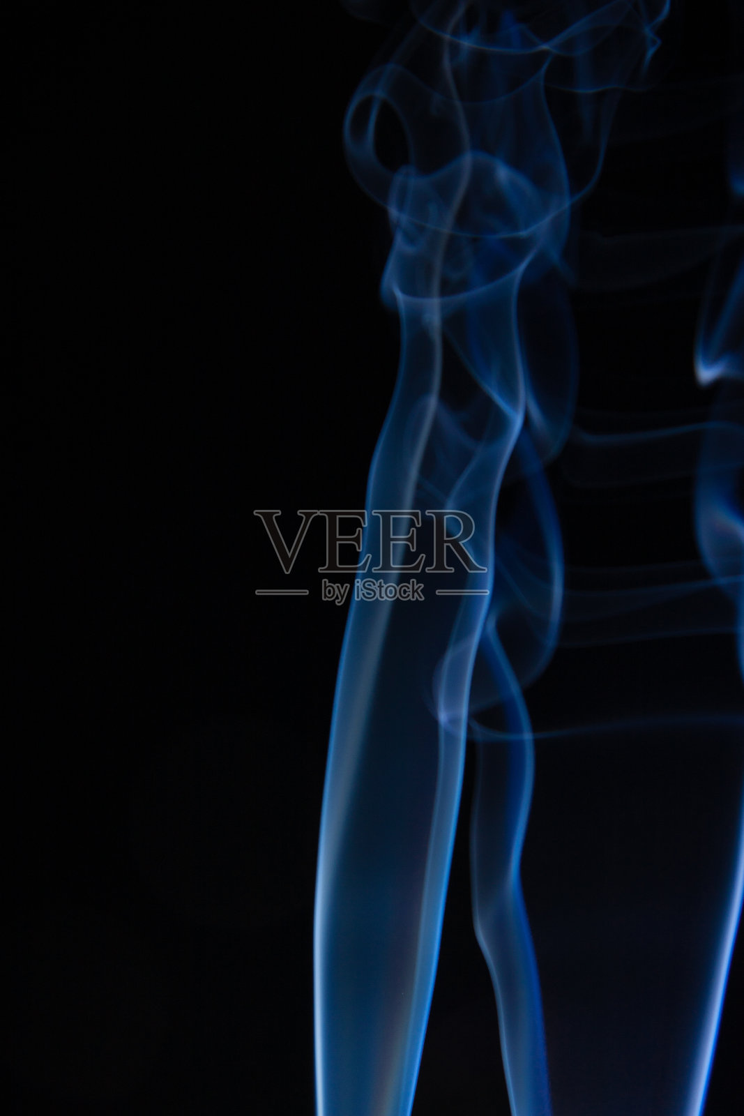 黑色背景上有烟的垂直壁纸照片摄影图片