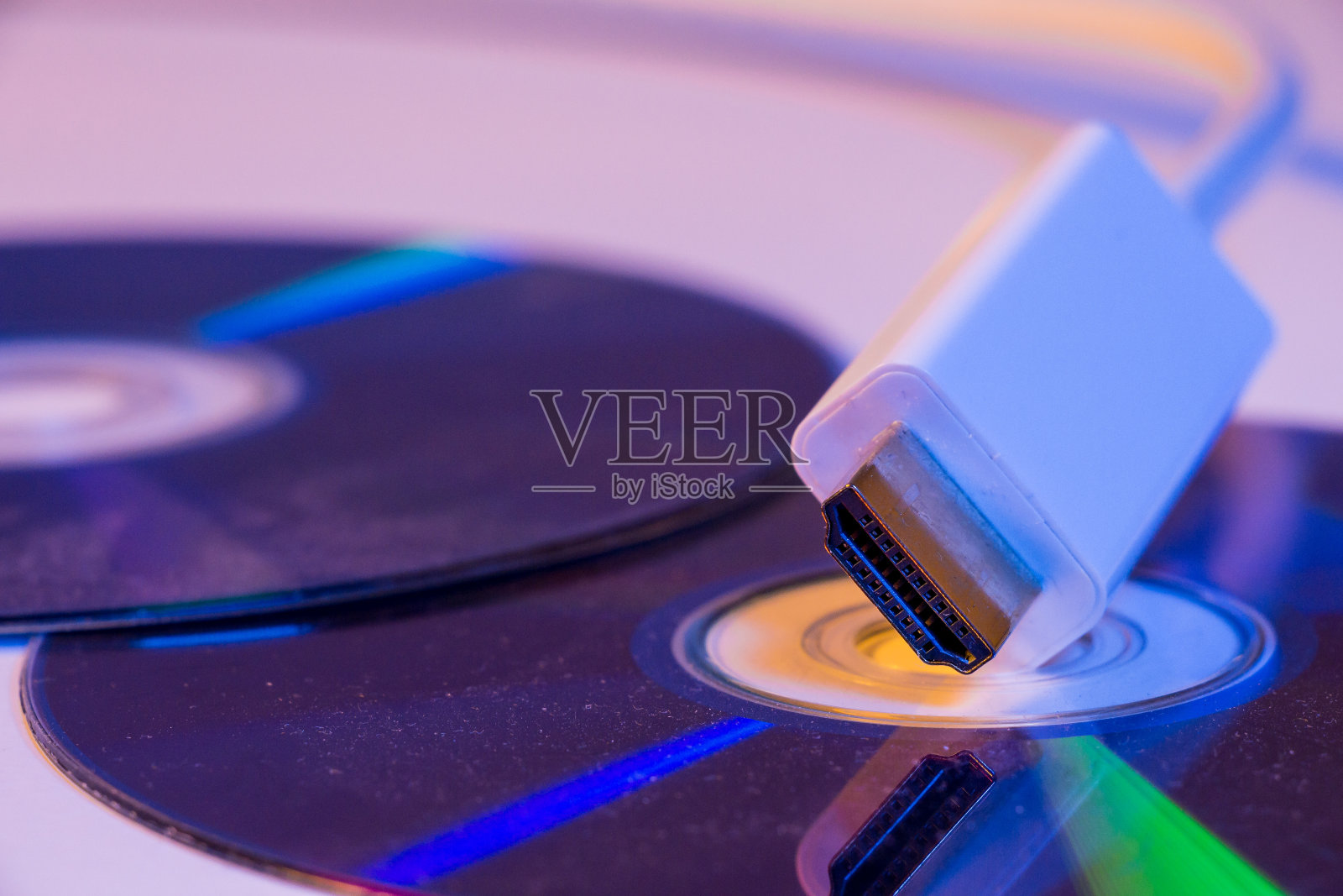 白色HDMI线的特写，它在空白光盘上的反射。照片摄影图片
