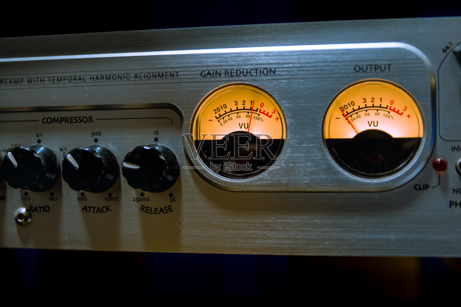 录音室里有许多按钮和VU仪表的混音器均衡器照片摄影图片