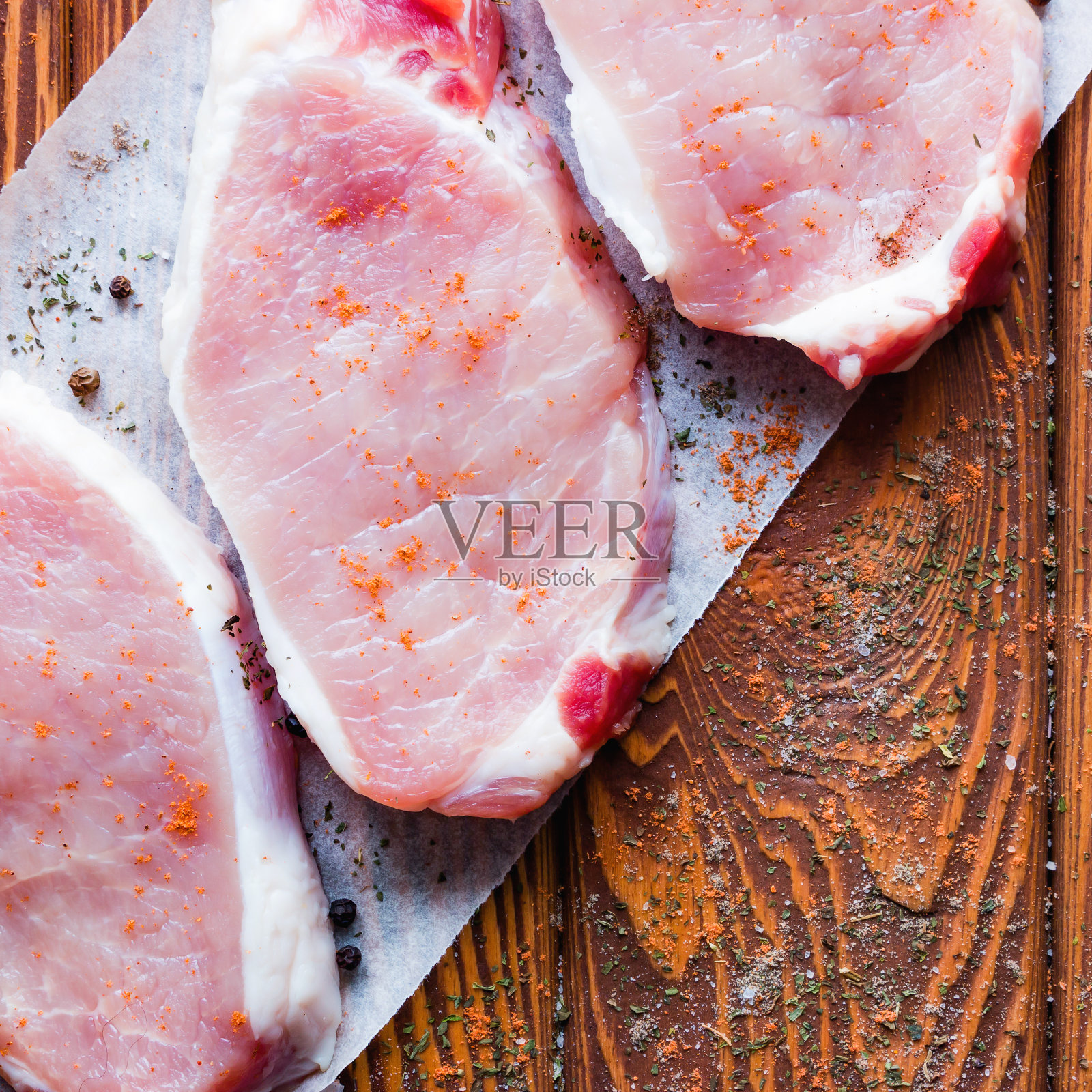 生肉撒上不同的香料照片摄影图片