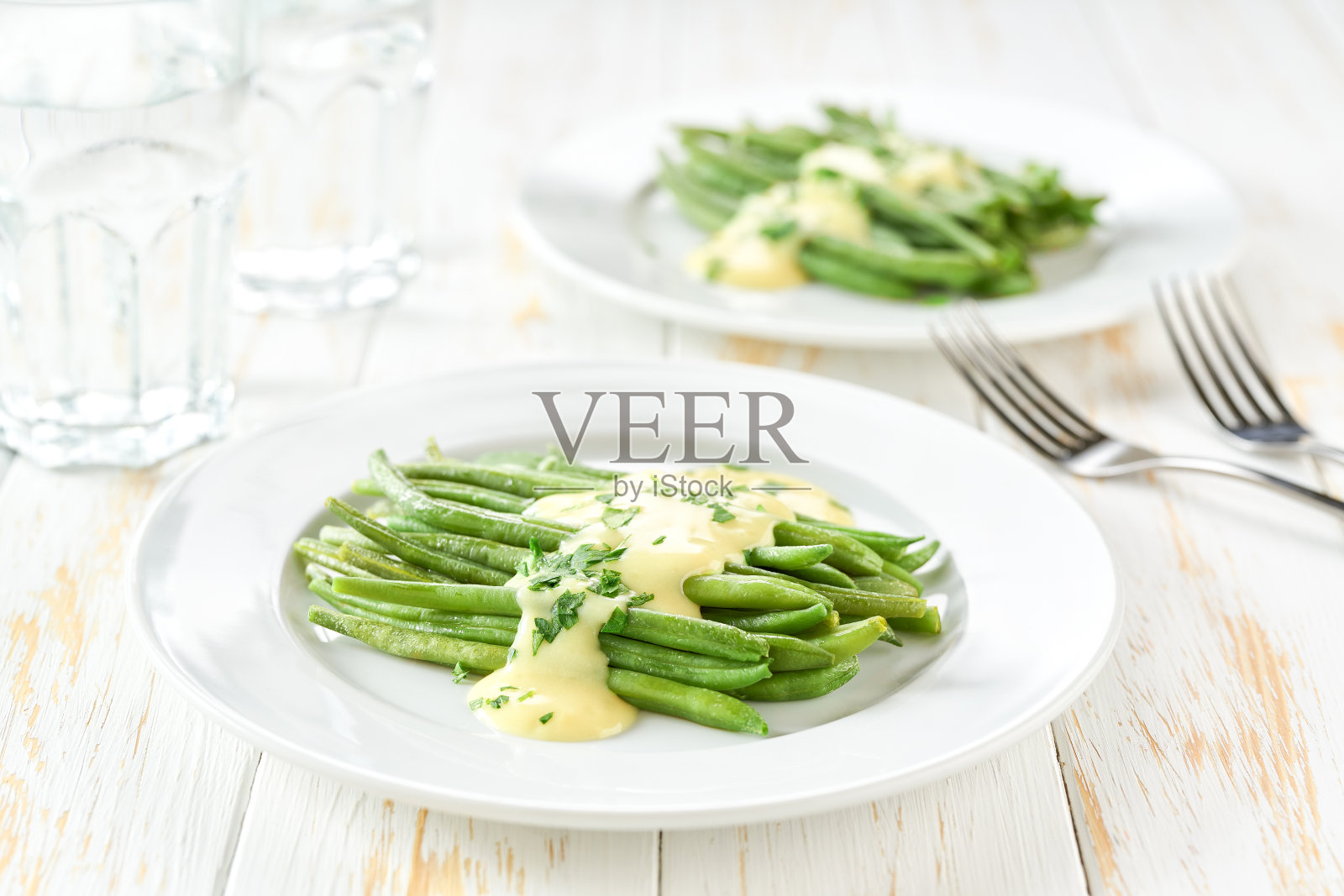 青豆配香菇酱，白桌，选择性专注。照片摄影图片