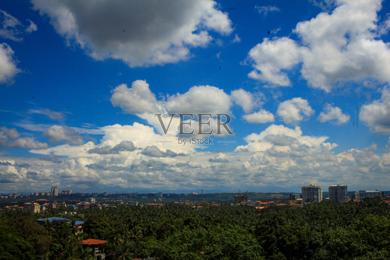 明亮的蓝天和蓬松的云在城市上空照片摄影图片