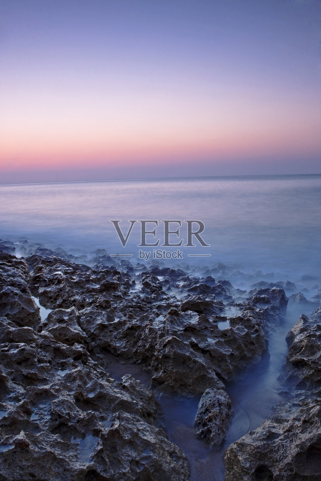 晴朗天空下岩石海滩的美丽景色照片摄影图片