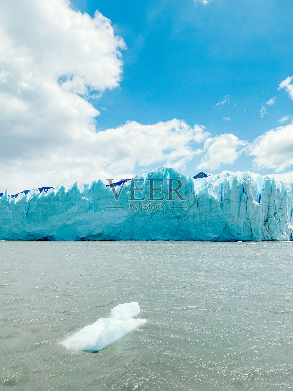 佩里托莫雷诺冰川的景色，埃尔卡拉法特。阿根廷圣克鲁斯。冰原照片摄影图片