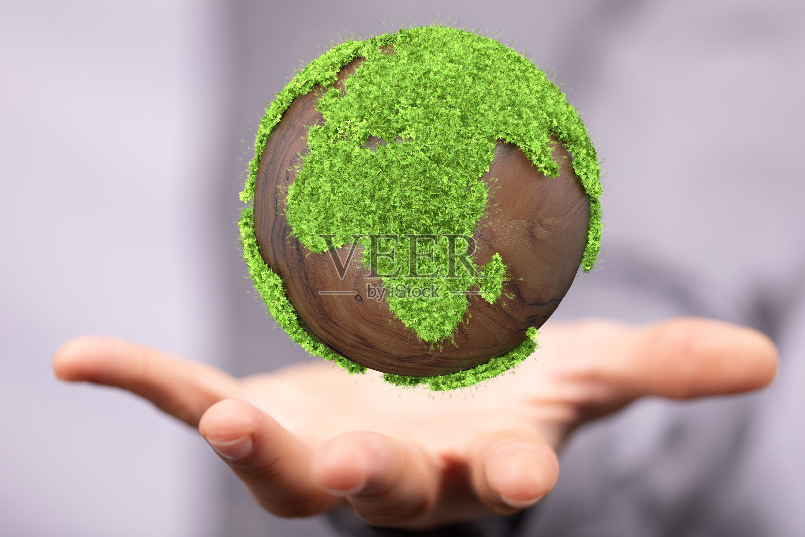 白人男子手握绿色3D地球行星，生态和绿色环境的概念照片摄影图片