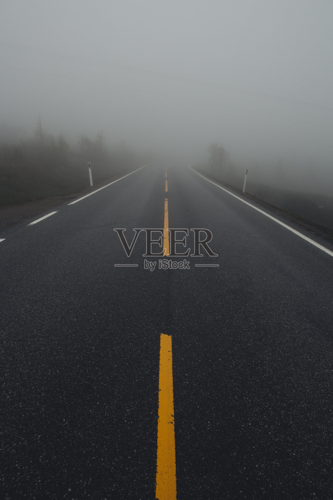 雾天道路的垂直镜头照片摄影图片