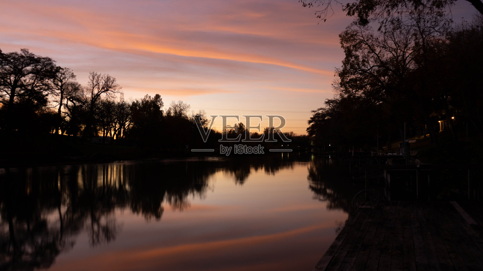 德克萨斯州新布朗费尔斯附近的瓜达卢佩河照片摄影图片