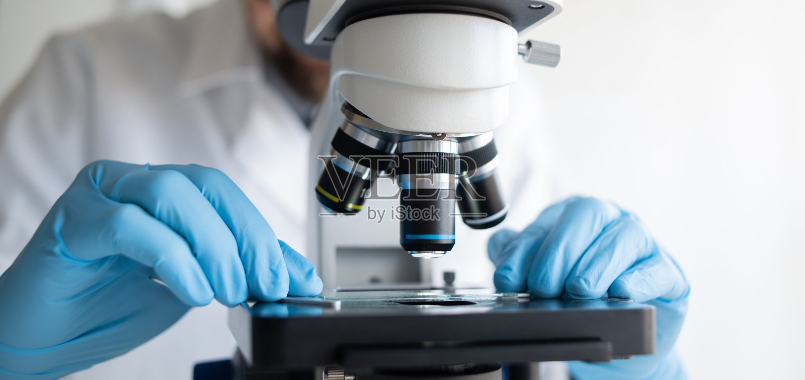 科学家在实验室使用显微镜，进行医学测试和研究，特写照片摄影图片